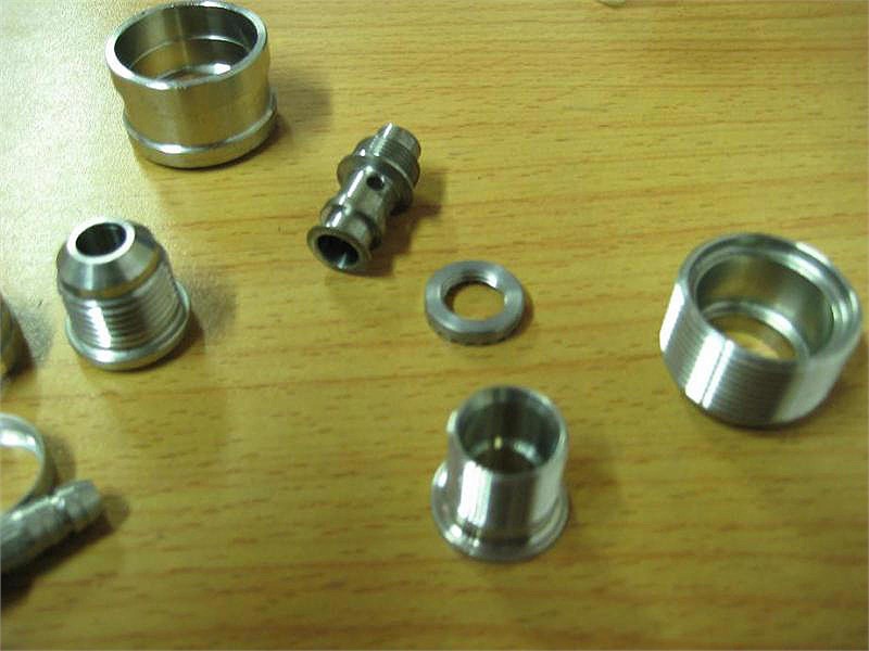 Ống nối ren và bạc nhỏ tiện CNC